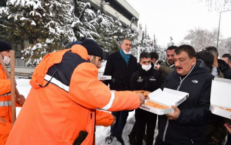 Malatya’da sahada çalışan personele baklava Malatya’da sahada çalışan personele baklava