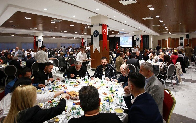 İzmir Karabağlar’da ilçe protokolü aynı sofrada buluştu