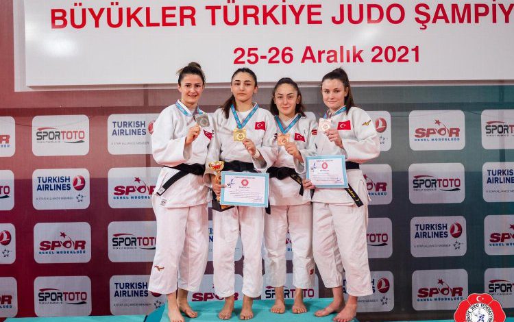 Büyüklerde zirvede Kocaeli Kağıtspor var Büyüklerde zirvede Kocaeli Kağıtspor var