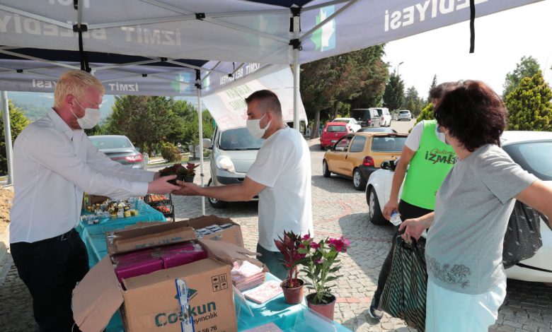 Kocaeli İzmit mezarlıklarında bayramlık ikramlar Kocaeli İzmit mezarlıklarında bayramlık ikramlar