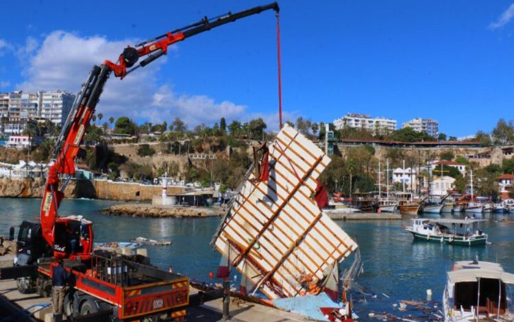 Fırtına tekneleri batırdı, vinçle çıkarıldı