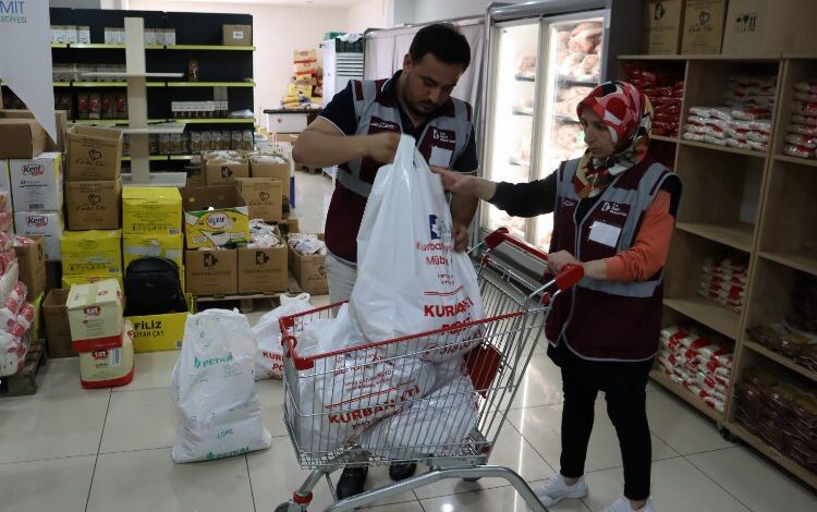 İzmit’te bayramda ihtiyaç sahiplerinin yüzü güldü İzmit’te bayramda ihtiyaç sahiplerinin yüzü güldü