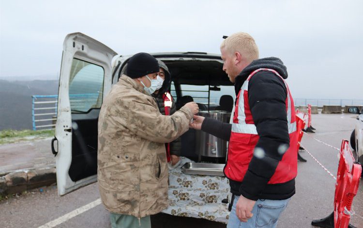 Kocaeli İzmit Belediyesi sıcak çorba hizmetiyle gönülleri ısıtmaya devam ediyor