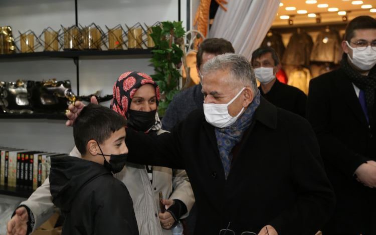 Başkan Büyükkılıç, Kayseri Köşk Sosyete Pazarı esnafını ziyaret etti Başkan Büyükkılıç, Kayseri Köşk Sosyete Pazarı esnafını ziyaret etti