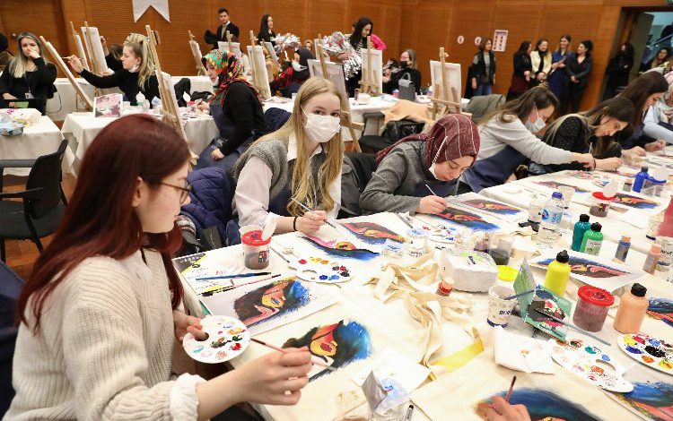 Bursa’da kadınlar 8 Mart’ı üreterek kutladı Bursa’da kadınlar 8 Mart’ı üreterek kutladı