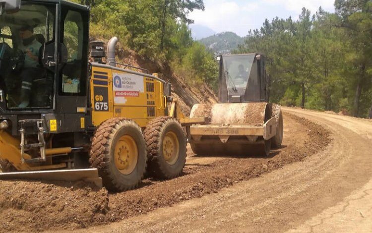 Alanya Beldibi yolunda asfalt hazırlığı sürüyor Alanya Beldibi yolunda asfalt hazırlığı sürüyor