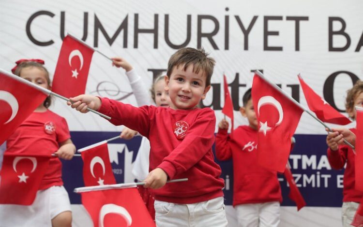 İzmit’te çocuklar 100. Yılı coşkuyla kutladı İzmit’te çocuklar 100. Yılı coşkuyla kutladı