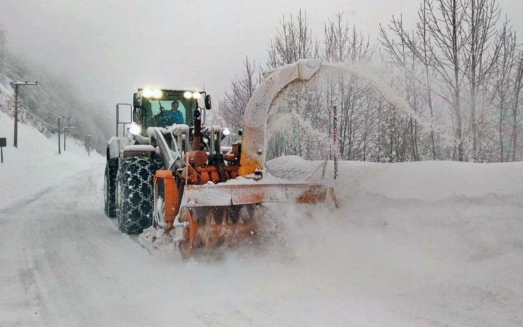 Kocaeli’nde karla mücadelede çalışmalar yoğun şekilde sürüyor Kocaeli’nde karla mücadelede çalışmalar yoğun şekilde sürüyor
