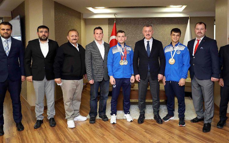 Kocaeli Büyükşehir Belediye Başkanı Büyükakın, sporcularla bir araya geldi