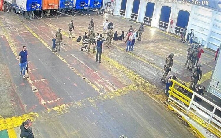 Türk gemisindeki kaçak yolculara İtalya’da operasyon!