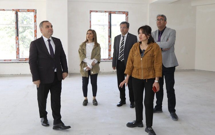 Rektör Altun’dan yeni kreş binasına inceleme Rektör Altun’dan yeni kreş binasına inceleme
