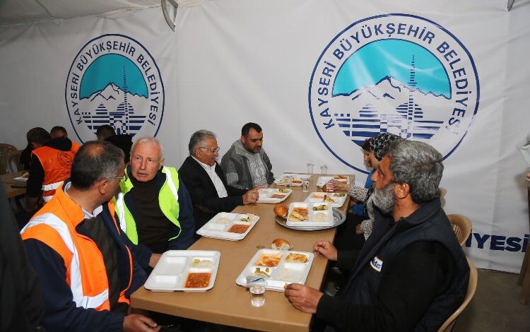 Kayseri Büyükşehir depremzedelerin yanında Kayseri Büyükşehir depremzedelerin yanında