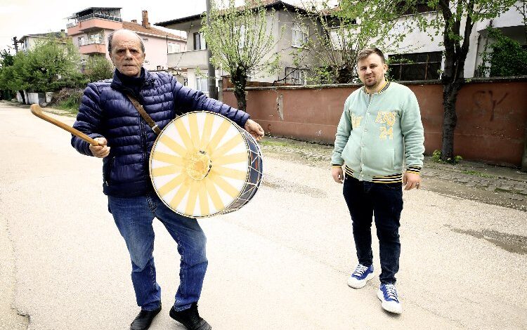 Yenişehirli davulcu bayram geleneğini bozmadı
