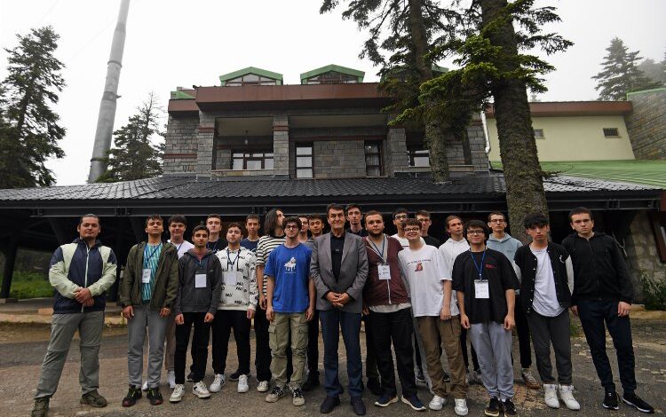 Bursa Osmangazi Belediyesi gençleri zirvede motive ediyor Bursa Osmangazi Belediyesi gençleri zirvede motive ediyor