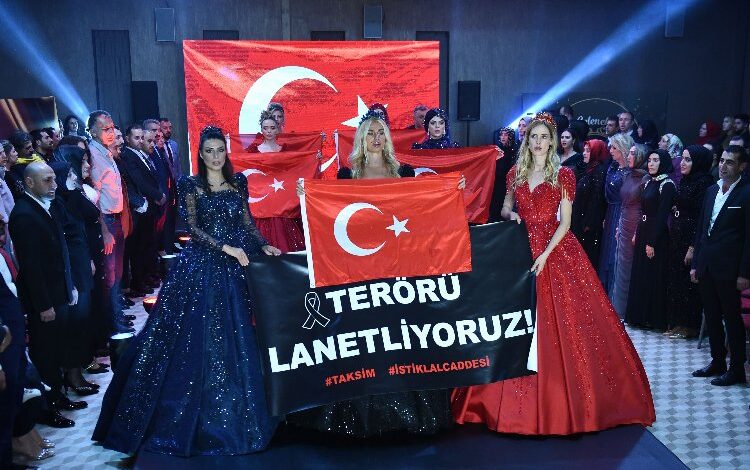 Ünlü mankenler terörü podyumdan lanetledi Ünlü mankenler terörü podyumdan lanetledi