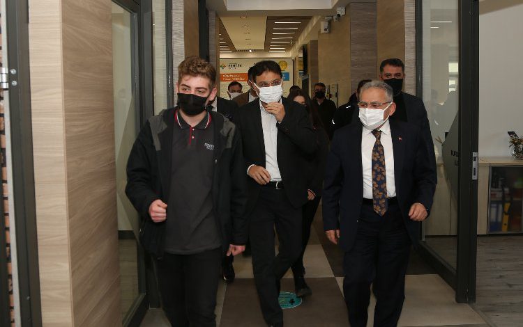 Memduh Büyükkılıç öğrencilerle buluştu