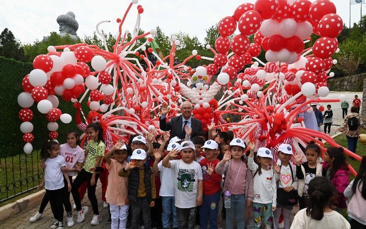 Karabağlar’da binlerce çocuk şenlikte buluştu