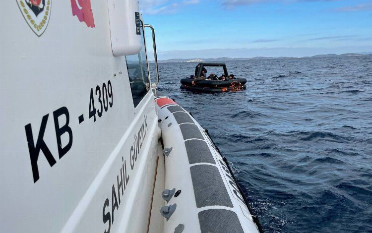 Yunanistan 3 göçmeni denize attı: 1 ölü Yunanistan 3 göçmeni denize attı: 1 ölü