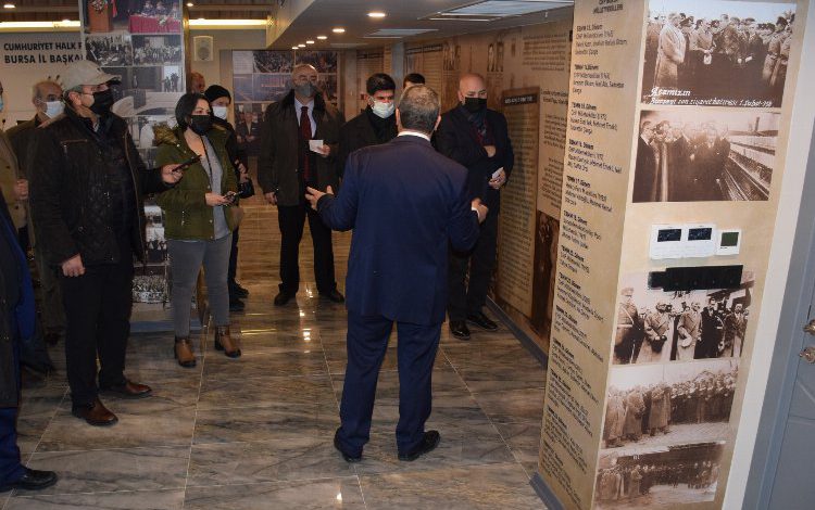 Bursa’da CHP’nin 100 yılı anı duvarı oldu Bursa’da CHP’nin 100 yılı anı duvarı oldu