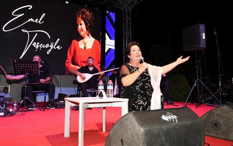 “Bozkırın Tezenesi” Karabağlar’da türküleriyle yaşıyor “Bozkırın Tezenesi” Karabağlar’da türküleriyle yaşıyor