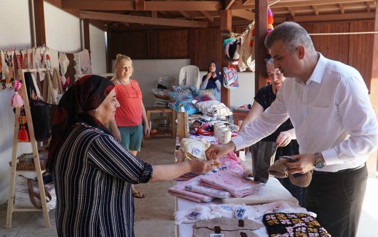 Gölcüklü kadınlardan el emeği pazarı Gölcüklü kadınlardan el emeği pazarı