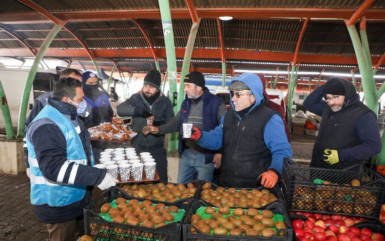 Kayseri Talas’ta pazar esnafına soğuk günde sıcak çorba Kayseri Talas’ta pazar esnafına soğuk günde sıcak çorba