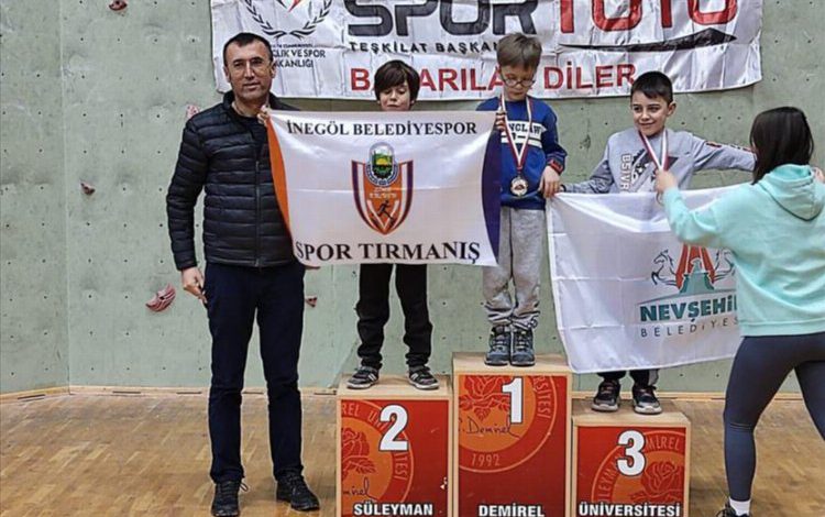 Bursa İnegöllü dağcılar madalyalara ambargo koydu Bursa İnegöllü dağcılar madalyalara ambargo koydu