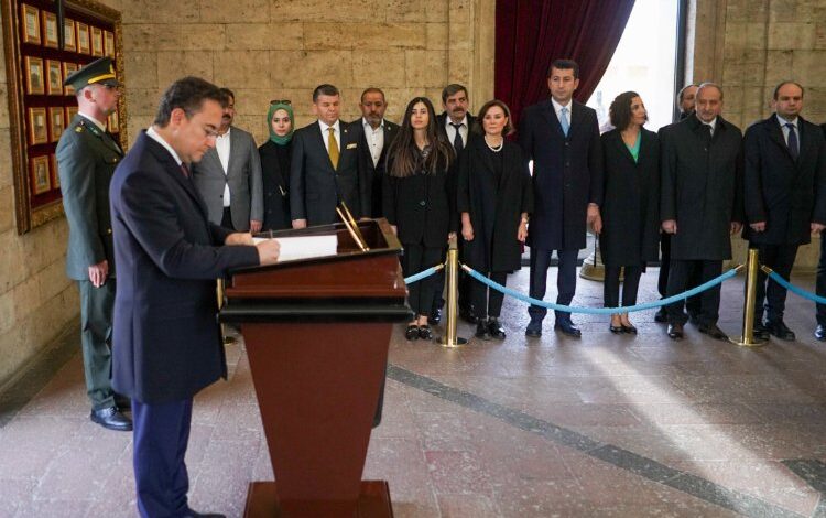 Babacan Anıtkabir özel defterini imzaladı