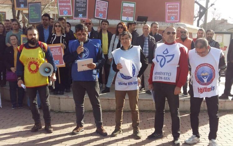 Bursa Yenişehir’de sendikalardan bankalara ‘güncelleme’ talebi Bursa Yenişehir’de sendikalardan bankalara ‘güncelleme’ talebi