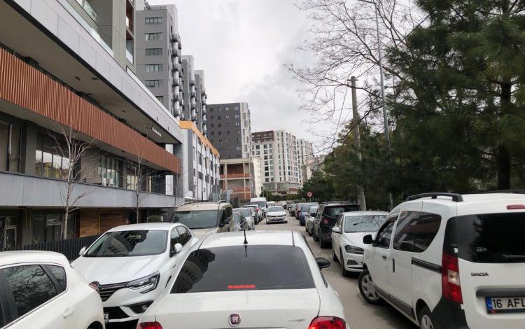 Bursa’nın o sokağında araç krizi Bursa’nın o sokağında araç krizi