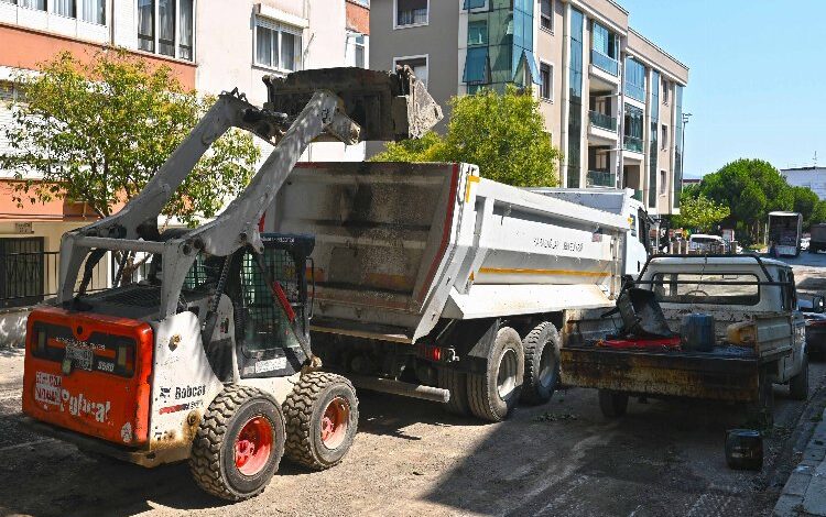 İzmir Karabağlar asfaltlamada sıcak dinlemiyor İzmir Karabağlar asfaltlamada sıcak dinlemiyor