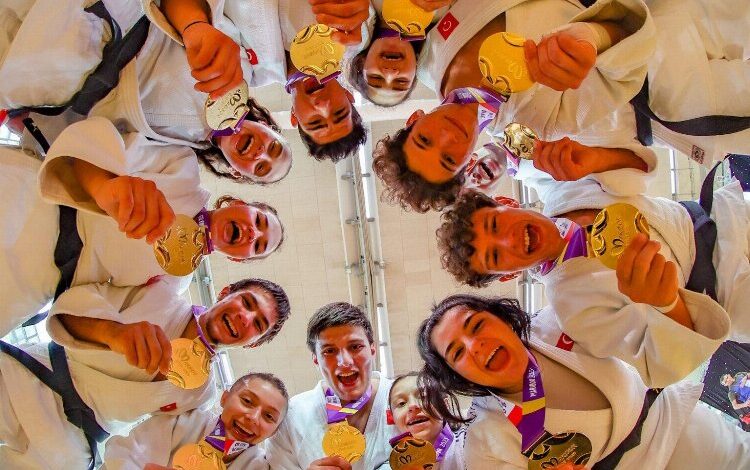 İzmir’in altın çocukları