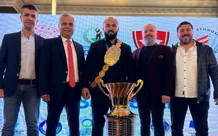 Paşa’nın Aslanı’nın kupa töreninde yalnız bırakmadı Paşa’nın Aslanı’nın kupa töreninde yalnız bırakmadı