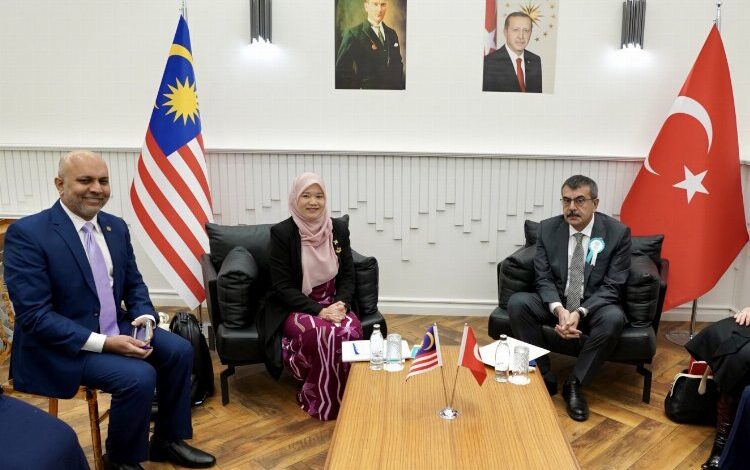 Bakan Tekin Malezyalı mevkidaşıyla görüştü Bakan Tekin Malezyalı mevkidaşıyla görüştü