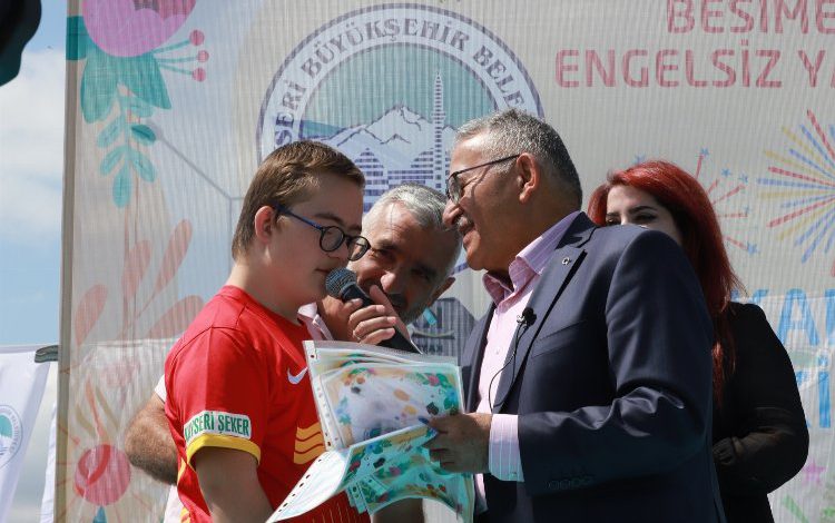 Başkan Büyükkılıç, en özel öğrencilere karnelerini dağıttı