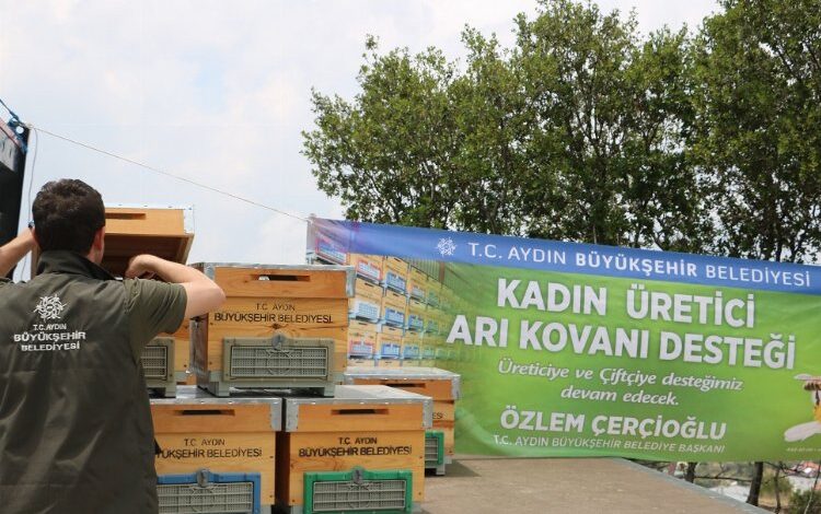 Aydın Büyükşehir’den kadın arıcılara kovan desteği Aydın Büyükşehir’den kadın arıcılara kovan desteği