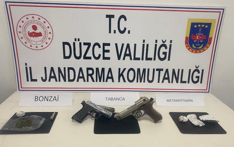 Düzce’de uyuşturucu satıcısı tutuklandı Düzce’de uyuşturucu satıcısı tutuklandı