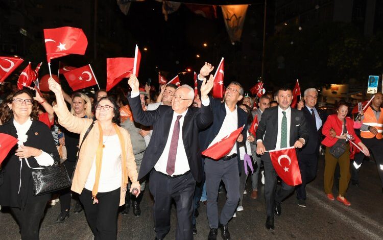 99 yıllık gurur ve mutluluk Karabağlar’da yaşatıldı 99 yıllık gurur ve mutluluk Karabağlar’da yaşatıldı