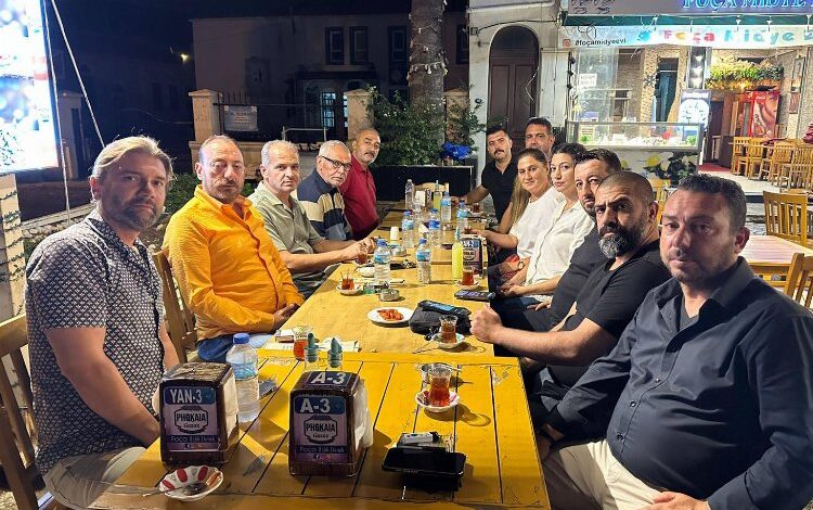 MHP Foça’dan esnaf ziyareti