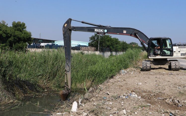 Manisa Şehzadeler’de kurutma kanalında temizlik Manisa Şehzadeler’de kurutma kanalında temizlik
