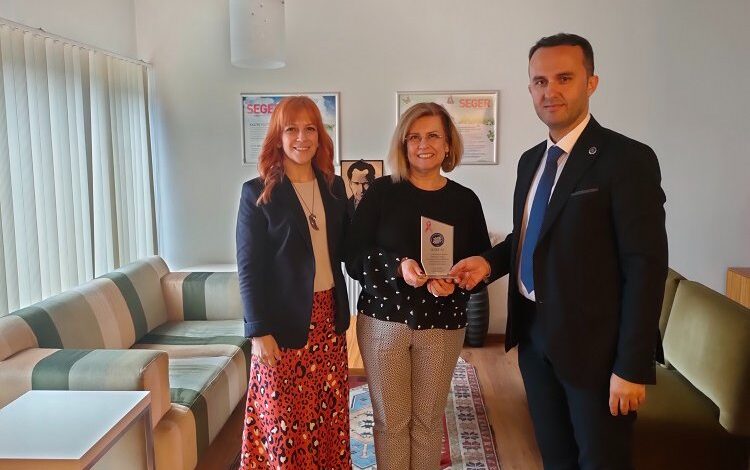 Pembe Korna’ların geliri Bursa Kanserle Savaş Derneği’ne Pembe Korna’ların geliri Bursa Kanserle Savaş Derneği’ne