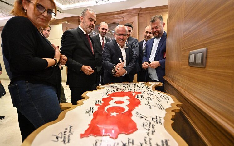 Bursa Büyükşehir Meclisi imzalarıyla tarihe not düştü Bursa Büyükşehir Meclisi imzalarıyla tarihe not düştü