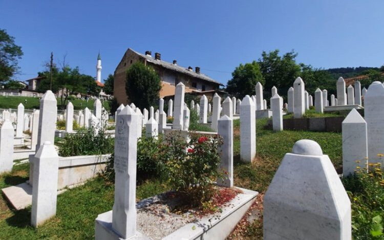 Trakya Üniversitesi’nden İzzetbegoviç’in kabrine ziyaret Trakya Üniversitesi’nden İzzetbegoviç’in kabrine ziyaret