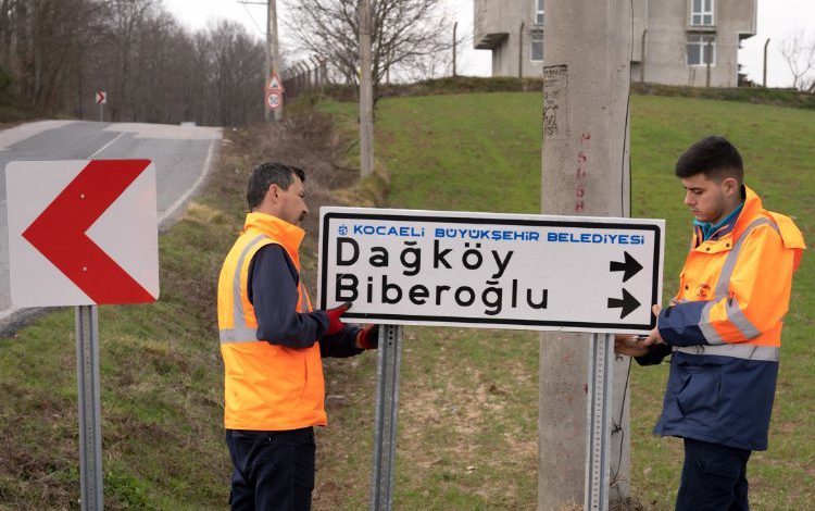 Kocaeli’nde Kırsal mahallelerin işaret ve yönlendirme levhaları yenileniyor