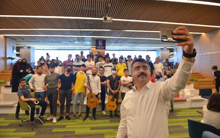 Bursa Yıldırım’da Uyumayan Kütüphane’ye 1 yılda 172 bin 590 ziyaretçi Bursa Yıldırım’da Uyumayan Kütüphane’ye 1 yılda 172 bin 590 ziyaretçi