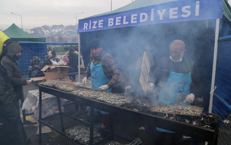 Rize’de 3 günde ayıklanan 2,5 ton hamsi 4 saatte tükendi