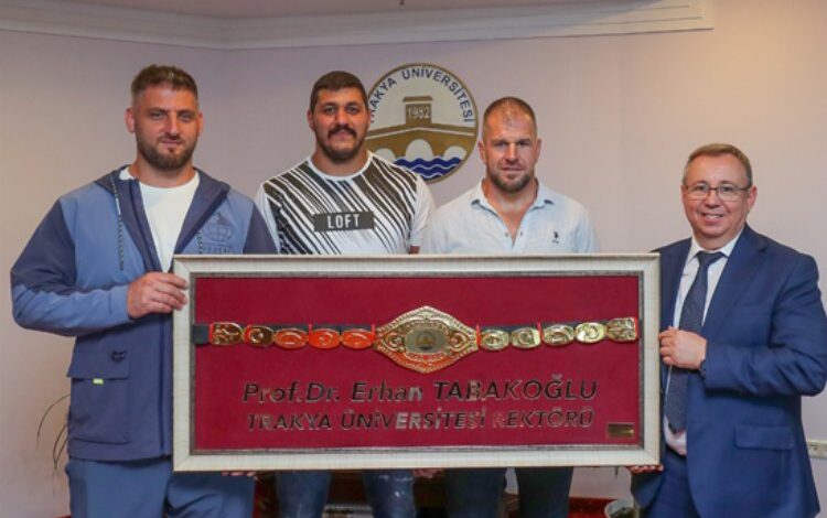 Üniversiteli pehlivana ‘altın kemer’ jesti