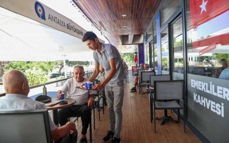 Emekliler Kahvesi emeklilere nefes aldırıyor Emekliler Kahvesi emeklilere nefes aldırıyor