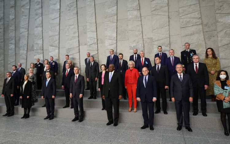 Bakan Hulusi Akar’dan NATO pozu! Bakan Hulusi Akar’dan NATO pozu!