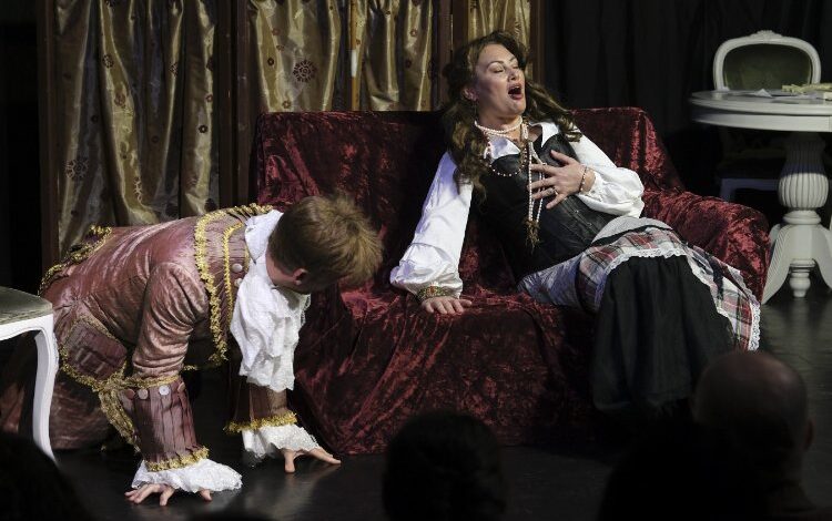 İzmit’te ‘Moliere’den Seçmeler’ sanatseverlerle buluştu İzmit’te ‘Moliere’den Seçmeler’ sanatseverlerle buluştu